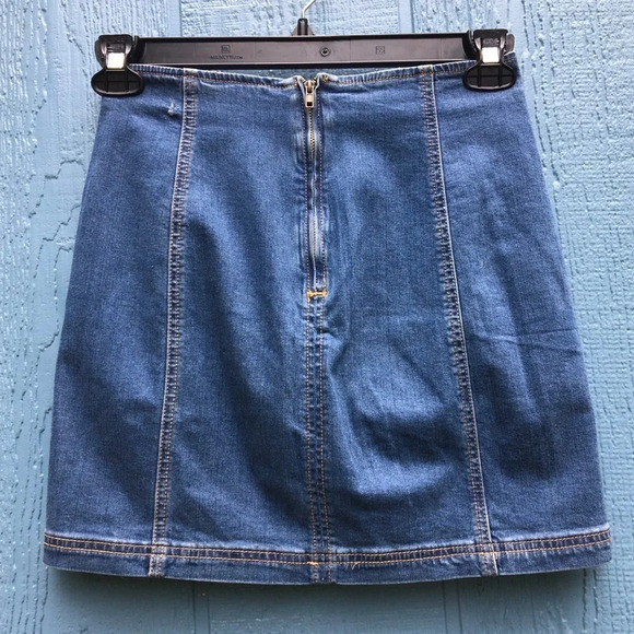 Kendall And Kylie Medium Wash Denim Mini Skirt Women’s Size 26 - Picture 2 of 4
